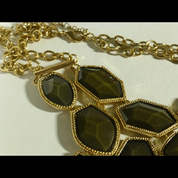 Gold deep green statement neckless - Picture 9 of 9